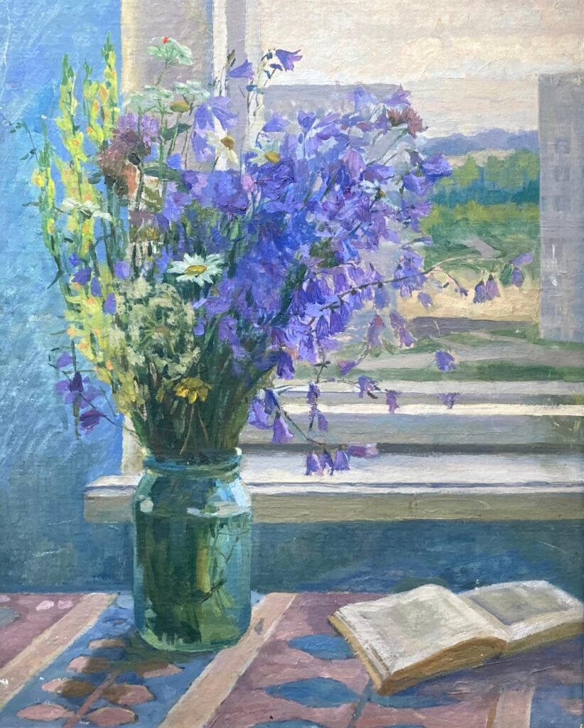 Полевые цветы с книгой